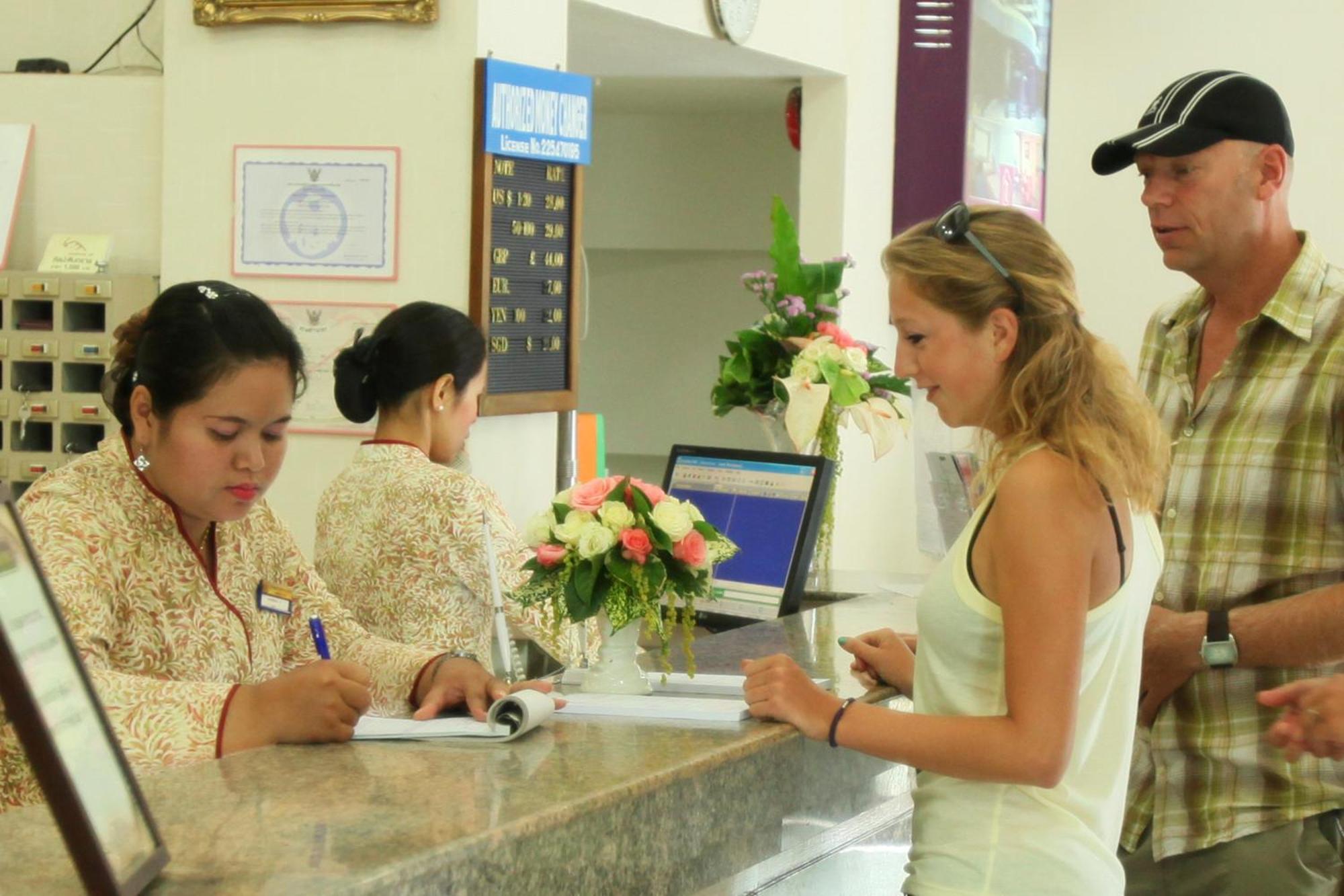 Thumrin Hotel Trang Exterior foto