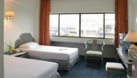 Thumrin Hotel Trang Exterior foto